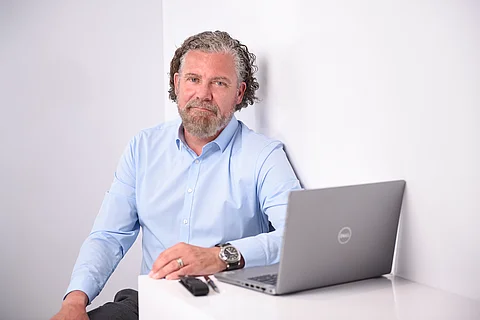 SM_Tisch_mit_Laptop_frontal.jpg